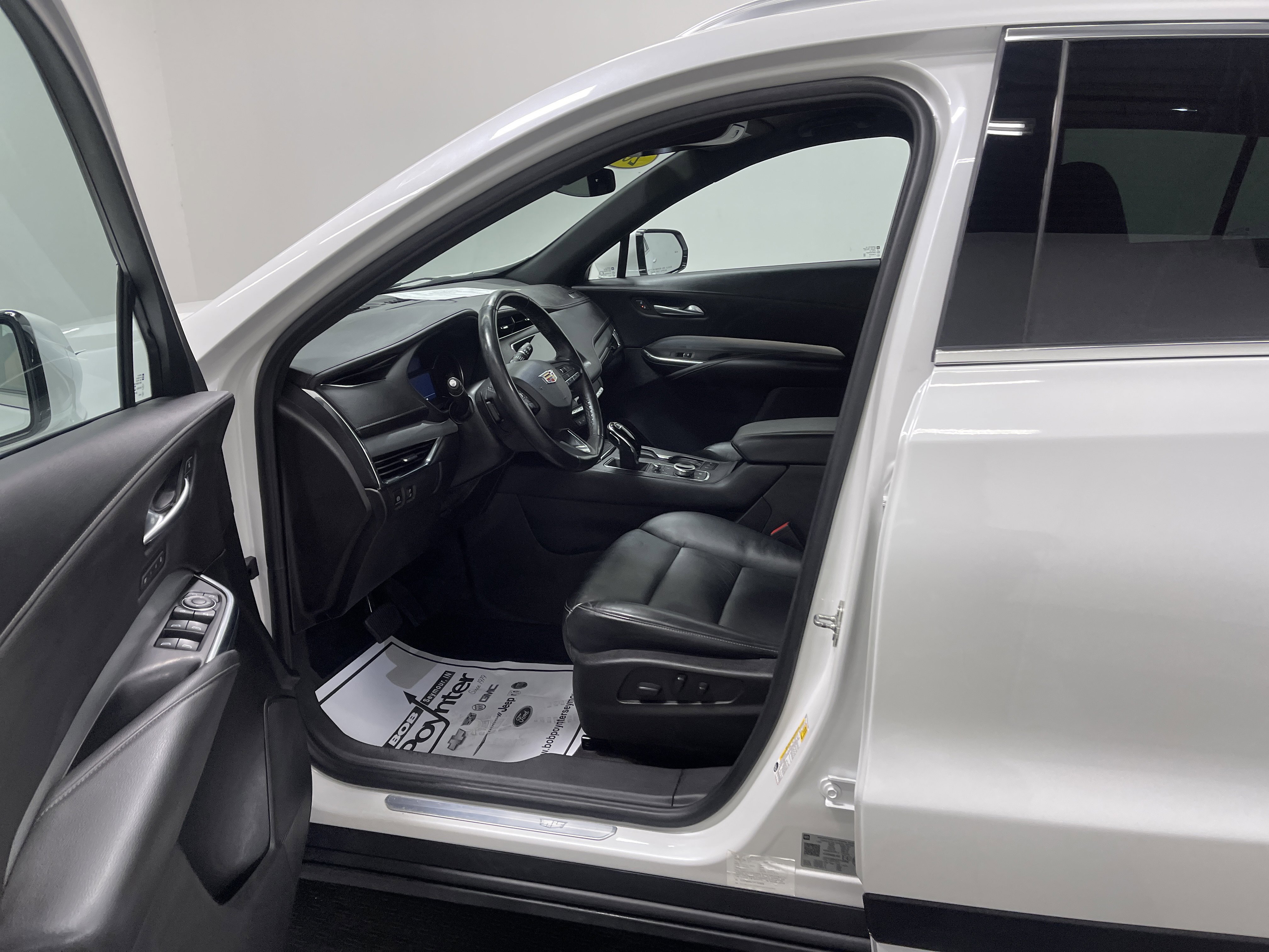 Used 2023 Cadillac XT4 Premium Luxury image 9