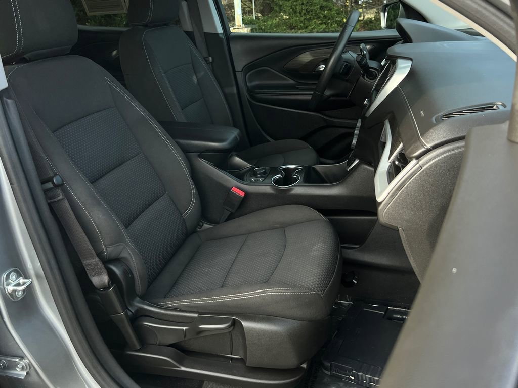 Used 2023 GMC Terrain SLE w/ Driver Convenience Package image 9