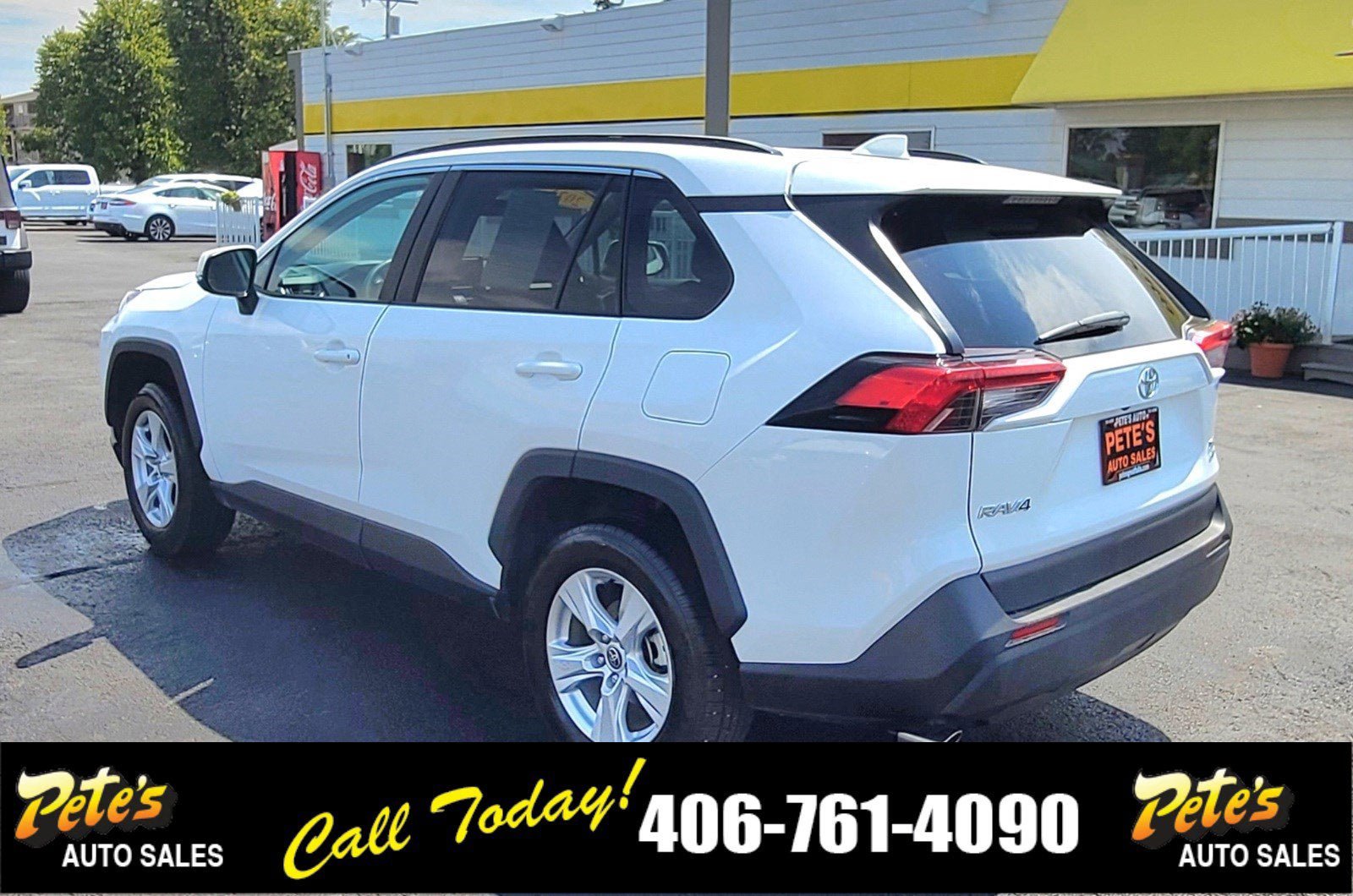 Used 2021 Toyota RAV4 XLE AWD/4WD image 2