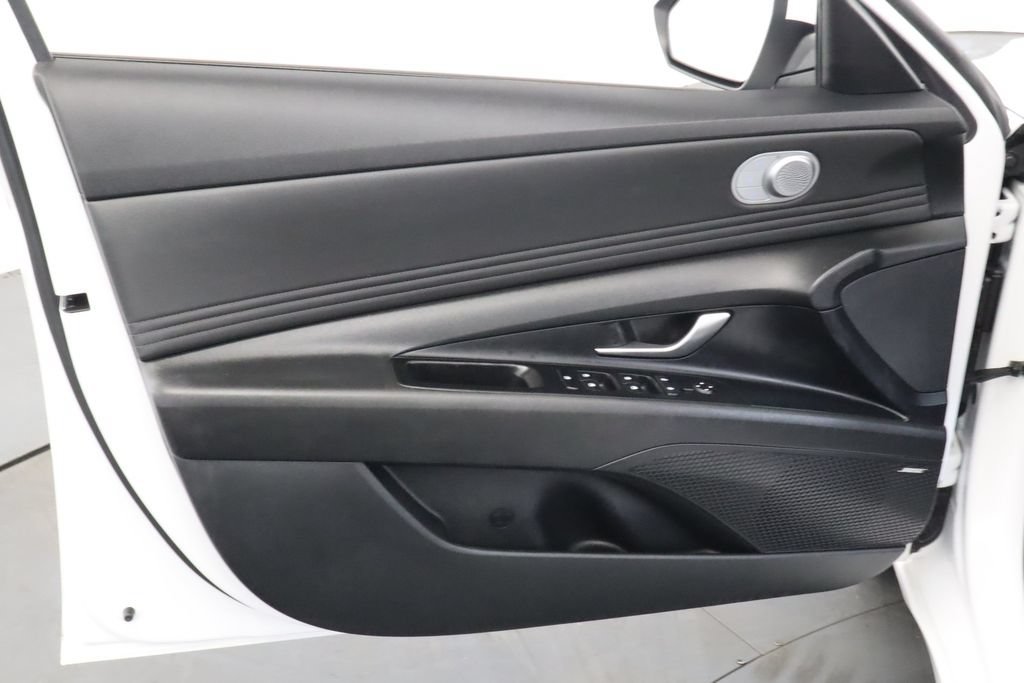 Used 2021 Hyundai Elantra Limited FWD image 17