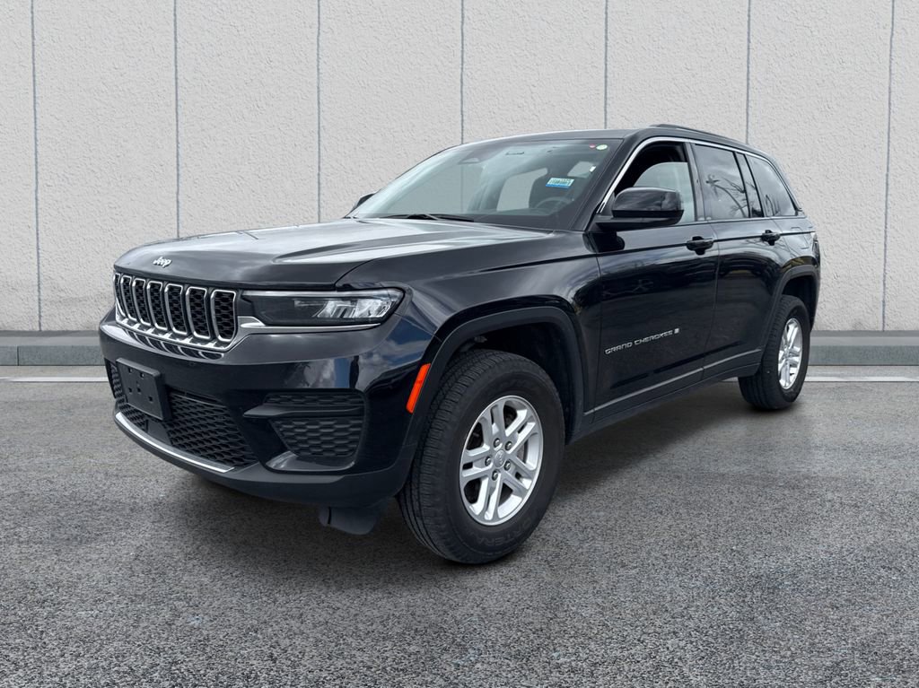 Used 2023 Jeep Grand Cherokee Laredo image 3