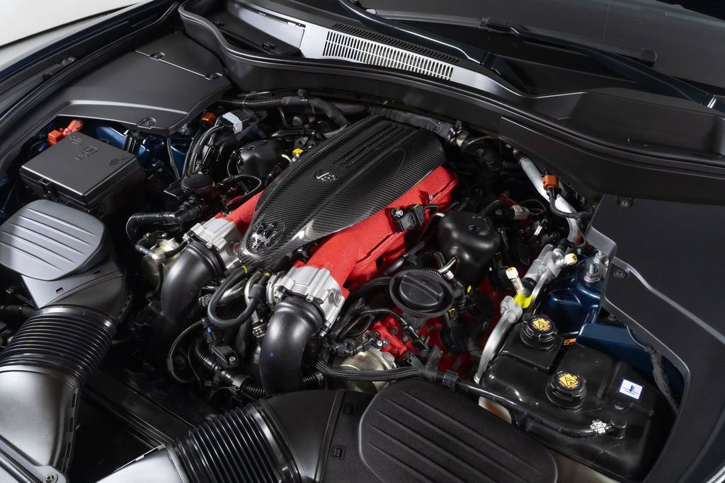 Used 2024 Maserati Levante Trofeo image 9