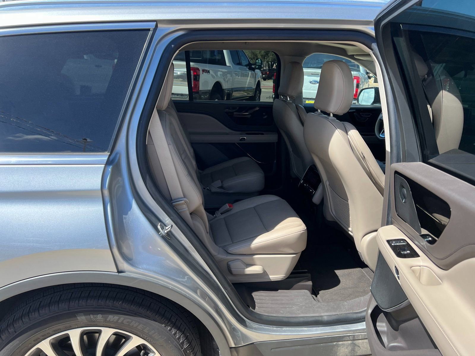 Used 2022 Lincoln Aviator Reserve w/ Equipment Group 201A AWD/4WD image 11