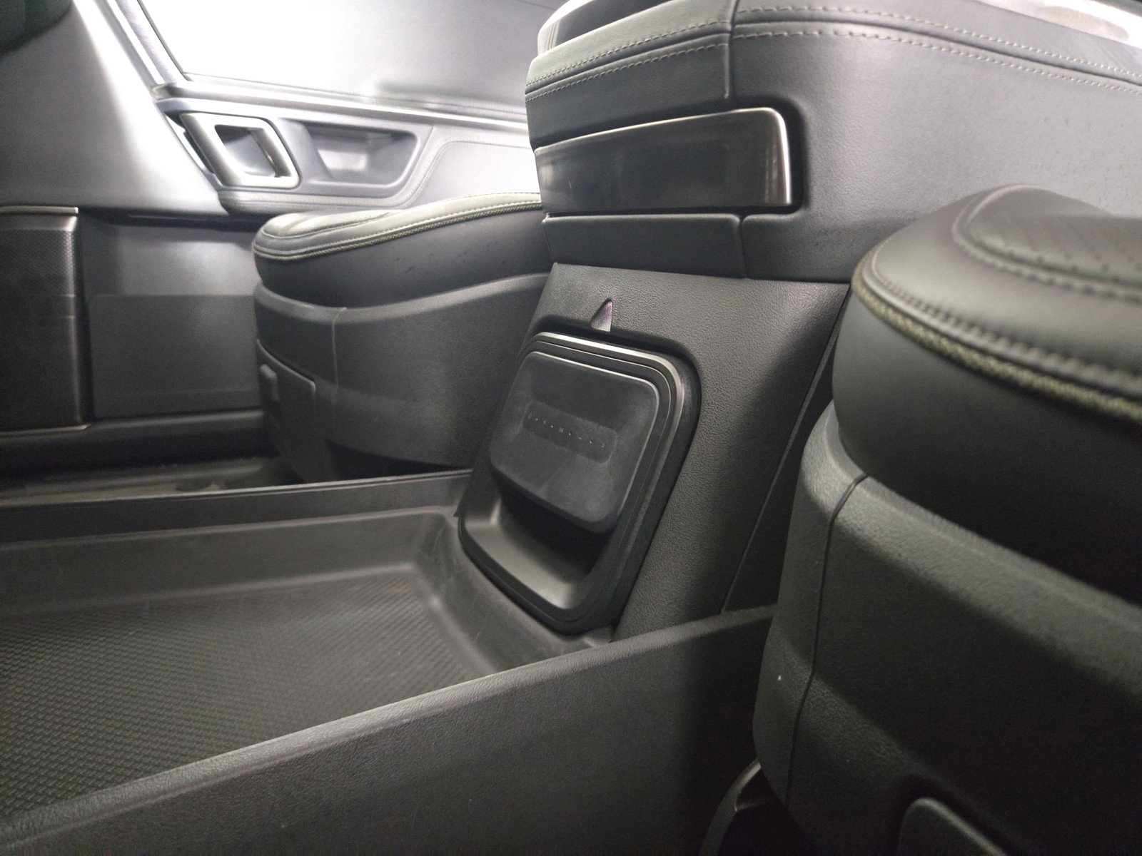 Used 2024 Rivian R1S Adventure image 33