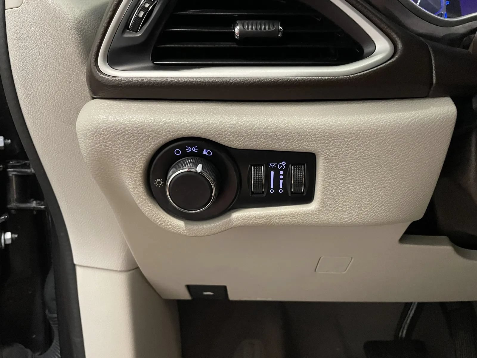 Used 2018 Chrysler Pacifica LX FWD image 23