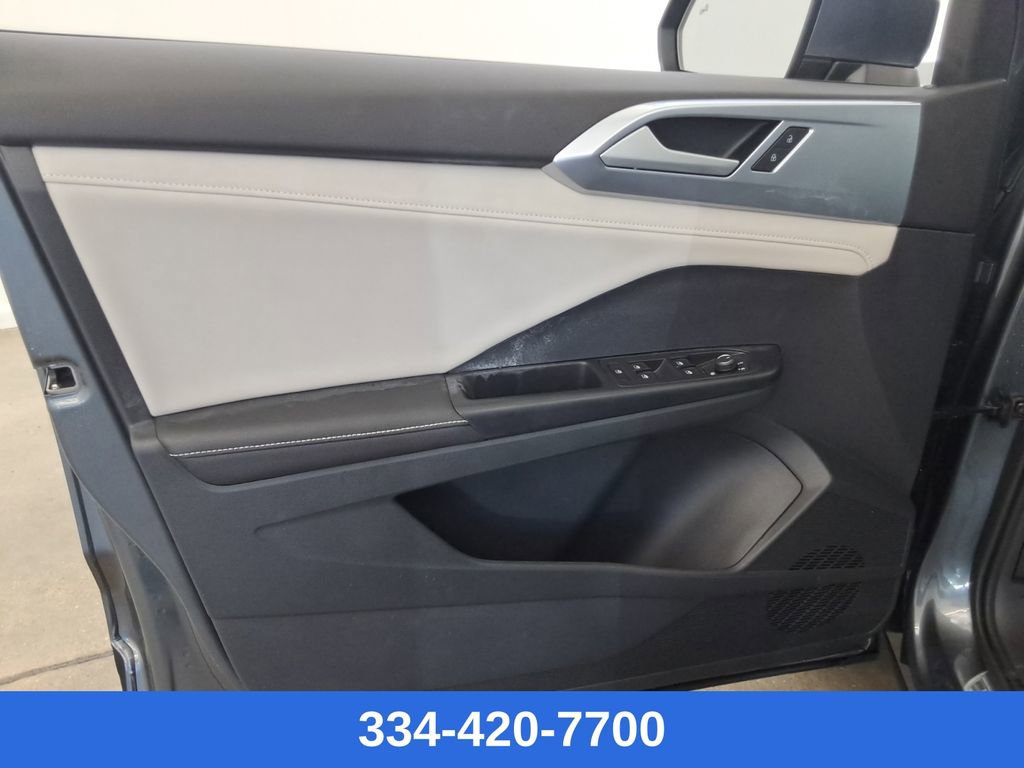Certified 2025 Volkswagen Taos SE w/ Panoramic Sunroof Package image 17