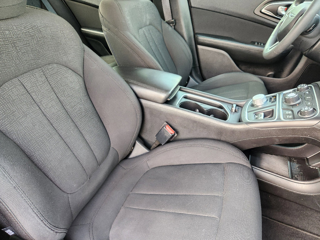 Used 2016 Chrysler 200 Limited image 21