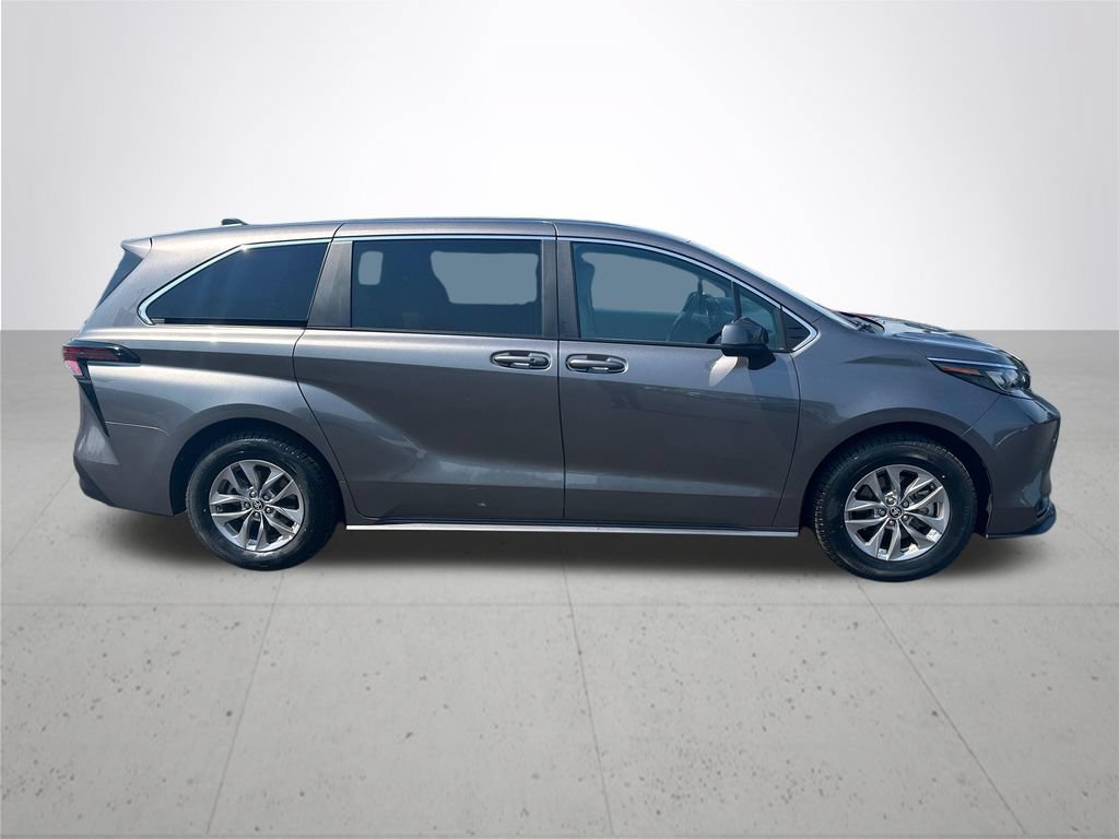 Used 2024 Toyota Sienna LE AWD/4WD image 6