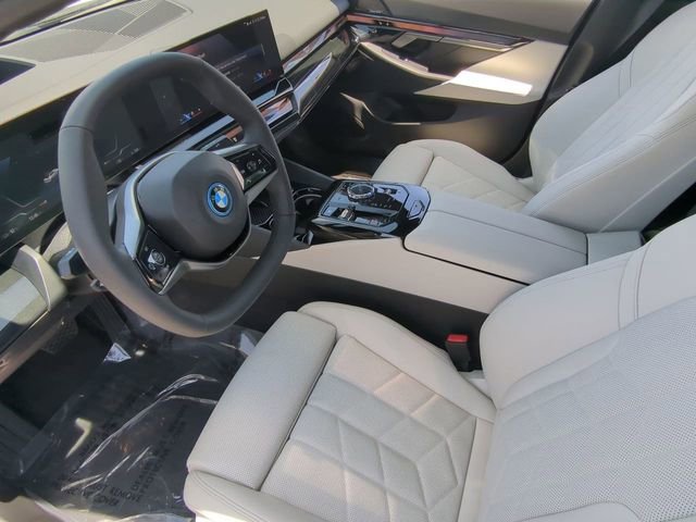 Used 2025 BMW i5 eDrive40i w/ Executive Package RWD image 18