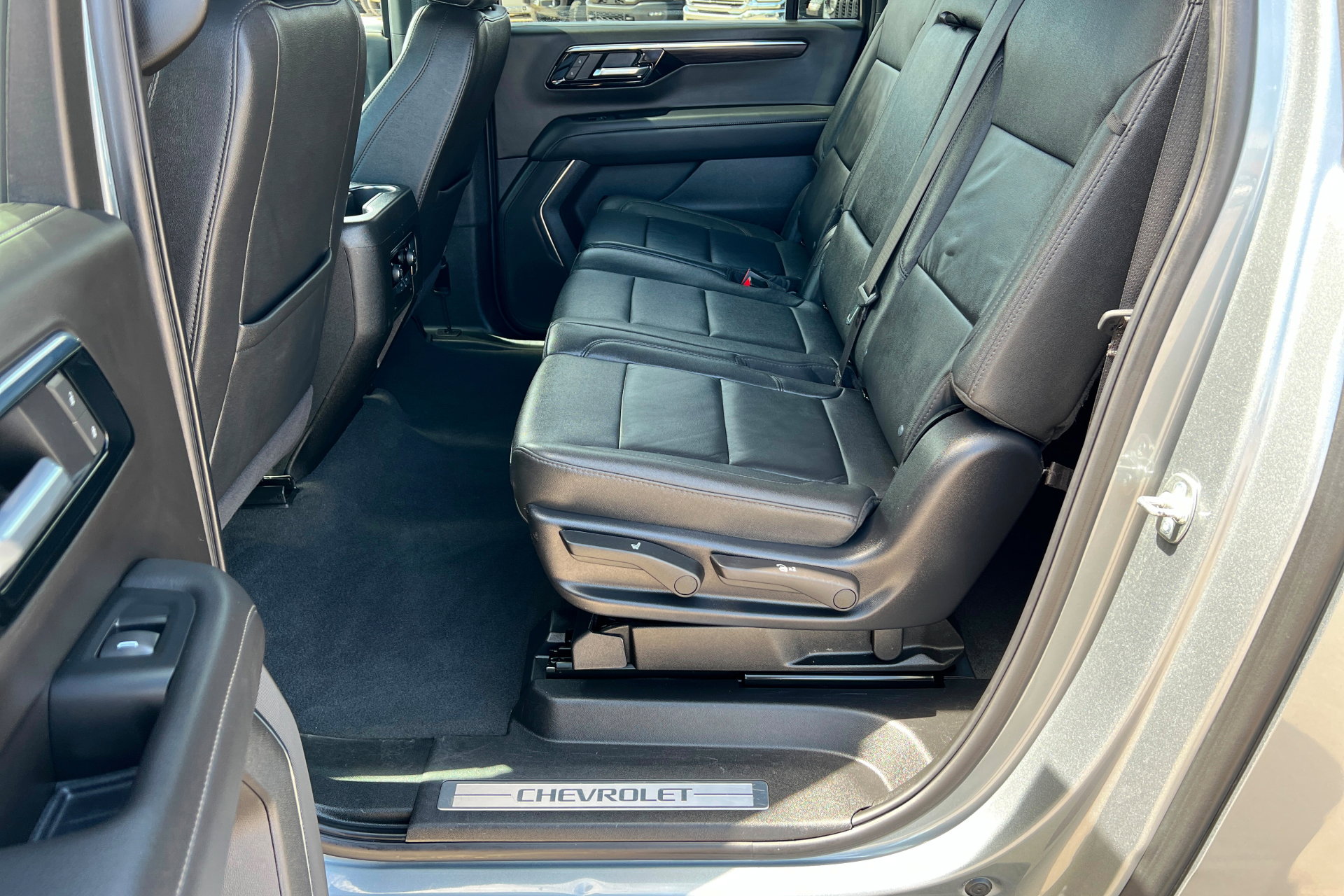 Used 2025 Chevrolet Suburban Z71 AWD/4WD image 22