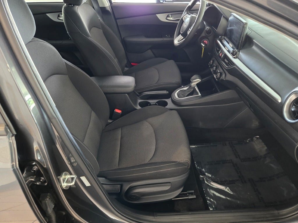 Used 2024 Kia Forte LXS w/ LXS Technology Package FWD image 6