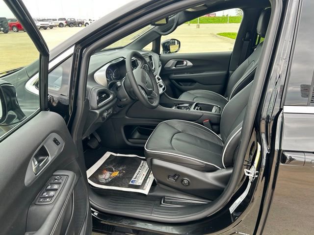 New 2026 Chrysler Pacifica Limited image 15