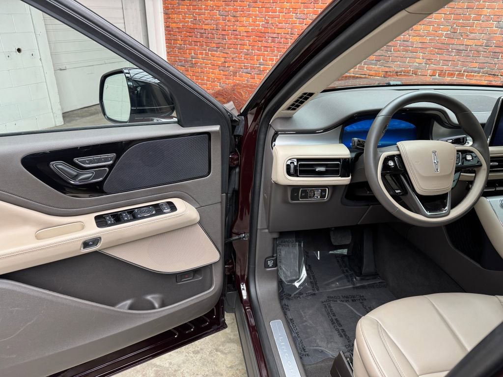 Used 2023 Lincoln Aviator AWD w/ Premium Package image 9
