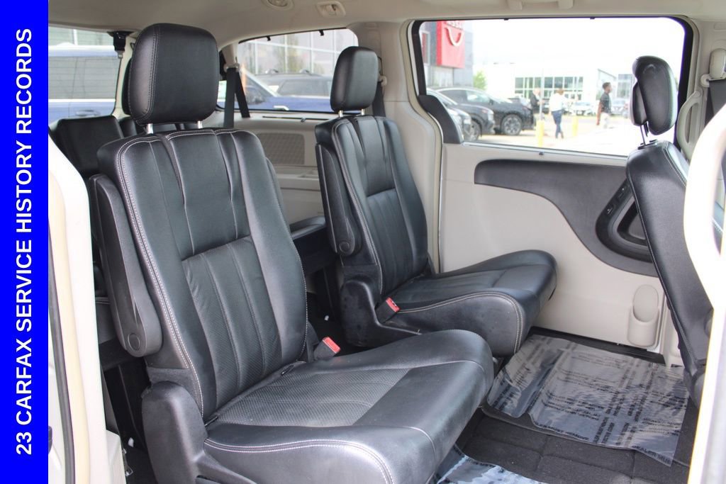 Used 2016 Chrysler Town & Country Touring-L image 23