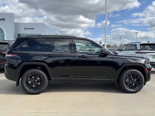 New 2025 Jeep Grand Cherokee Altitude w/ MOPAR Finishing Package image 3