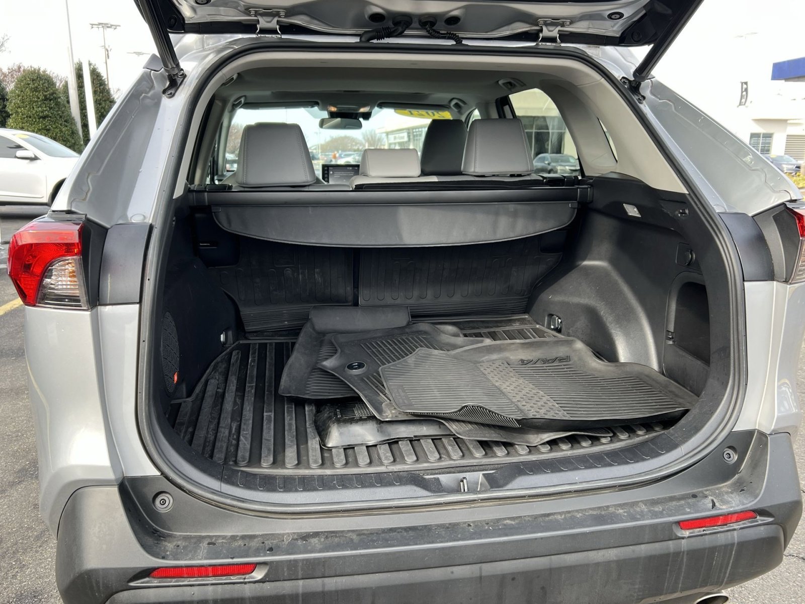 Used 2021 Toyota RAV4 XLE Premium image 28