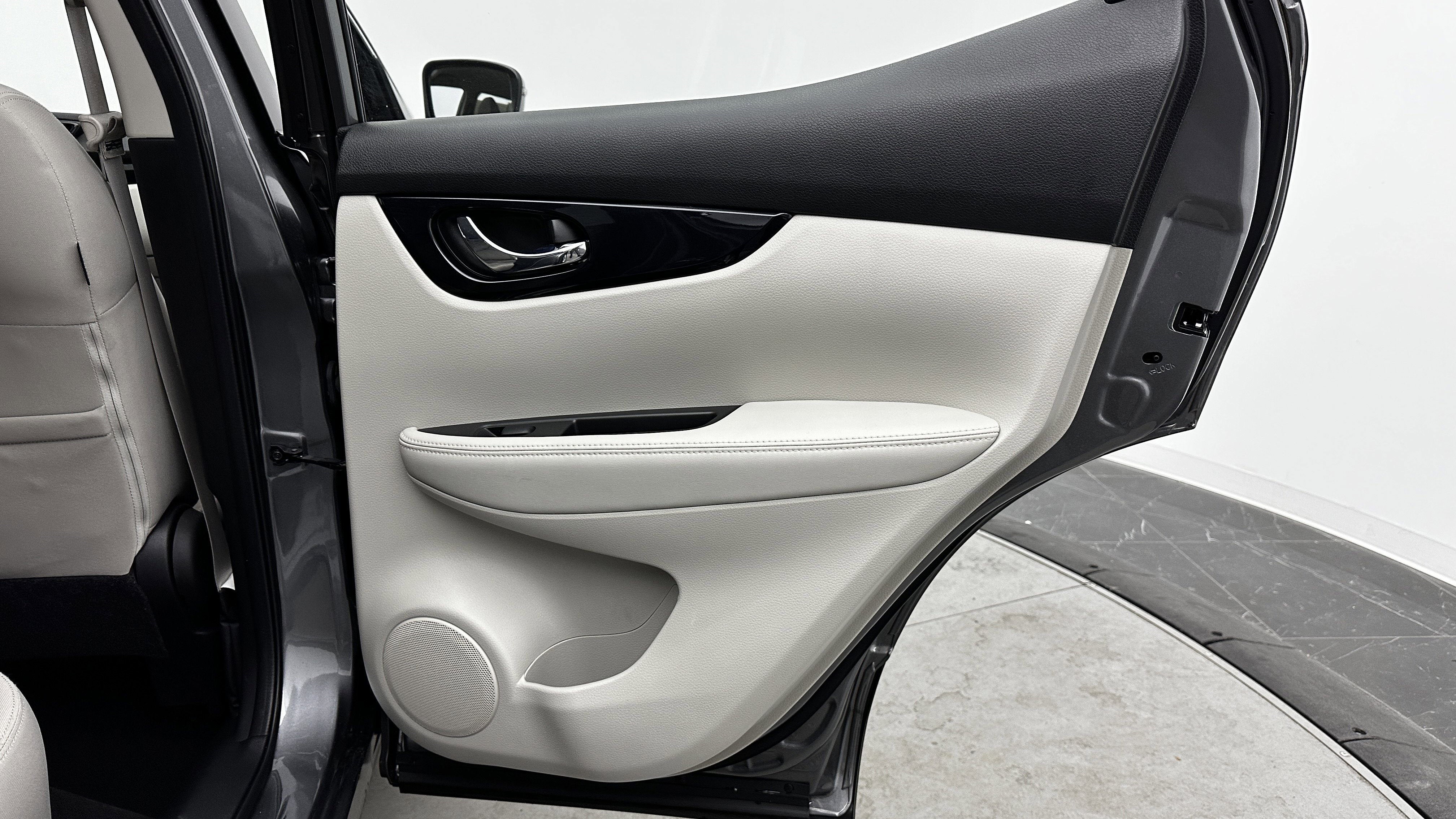 Used 2020 Nissan Rogue Sport SV image 29