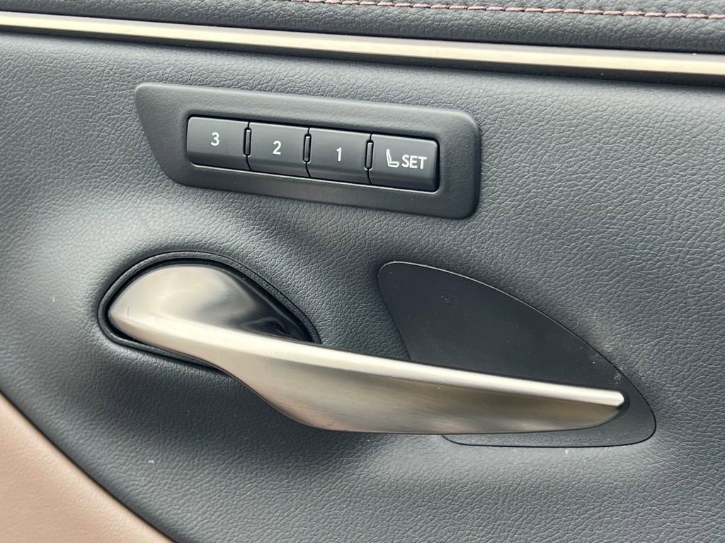 Used 2022 Lexus ES 300h w/ Premium Package FWD image 32