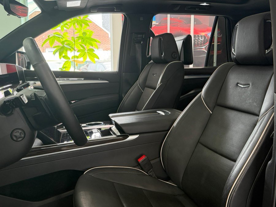 Used 2025 Cadillac Escalade Premium Luxury AWD/4WD image 14