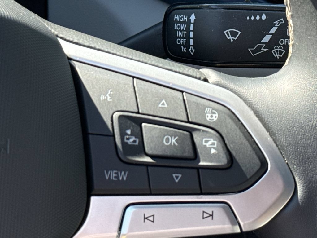 Used 2023 Volkswagen Taos SE w/ Panoramic Sunroof Package FWD image 20