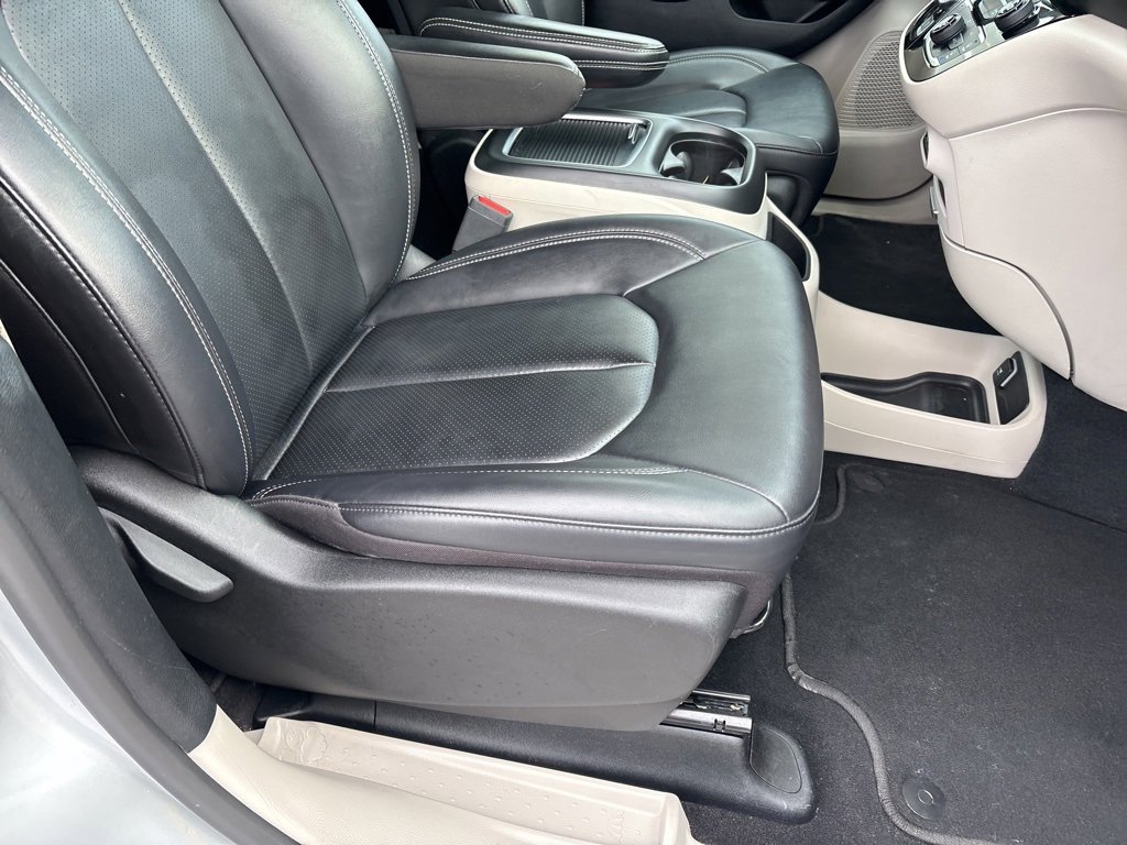 Used 2024 Chrysler Pacifica Touring-L image 28