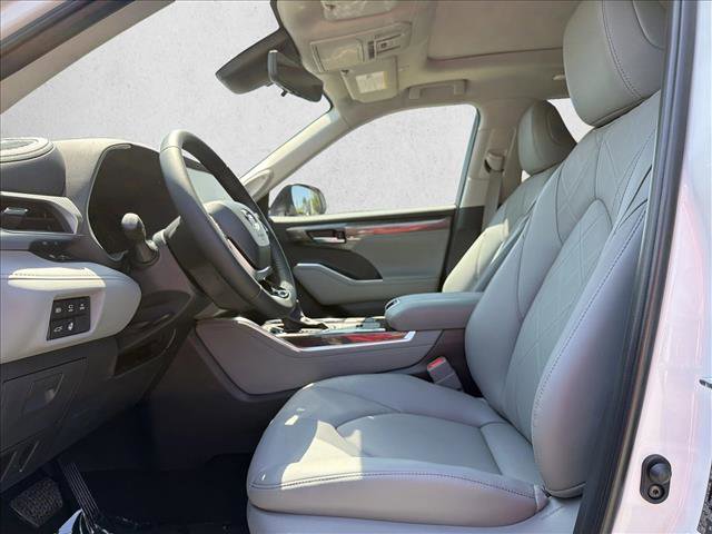 New 2026 Toyota Highlander Platinum AWD/4WD image 11