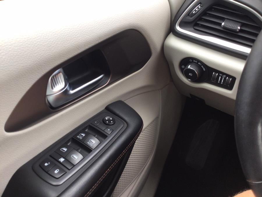 Used 2019 Chrysler Pacifica Touring-L image 18