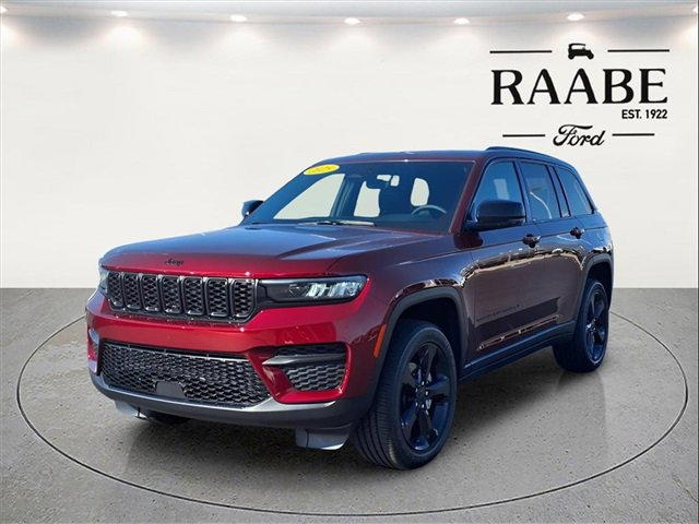 Used 2025 Jeep Grand Cherokee Altitude image 3