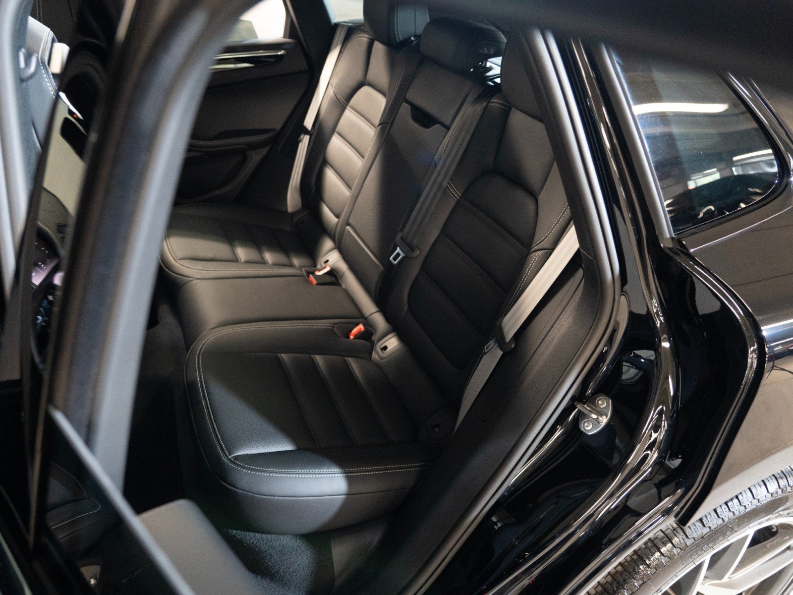 Certified 2025 Porsche Macan Turbo AWD/4WD image 24