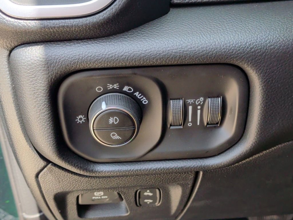 New 2026 RAM 1500 4x4 Crew Cab image 13