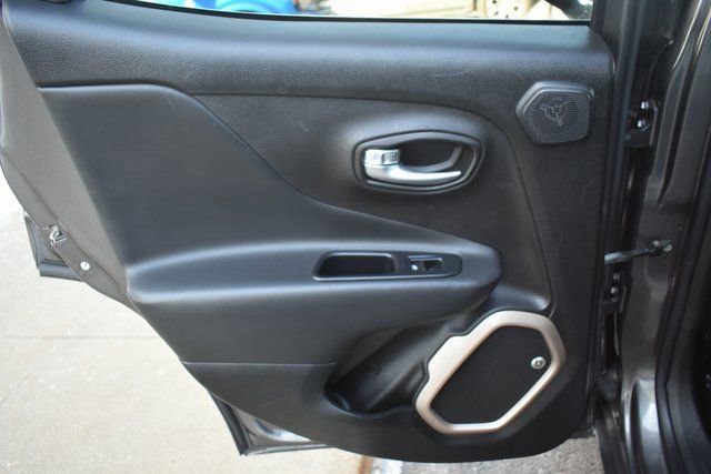 Used 2017 Jeep Renegade Limited image 32