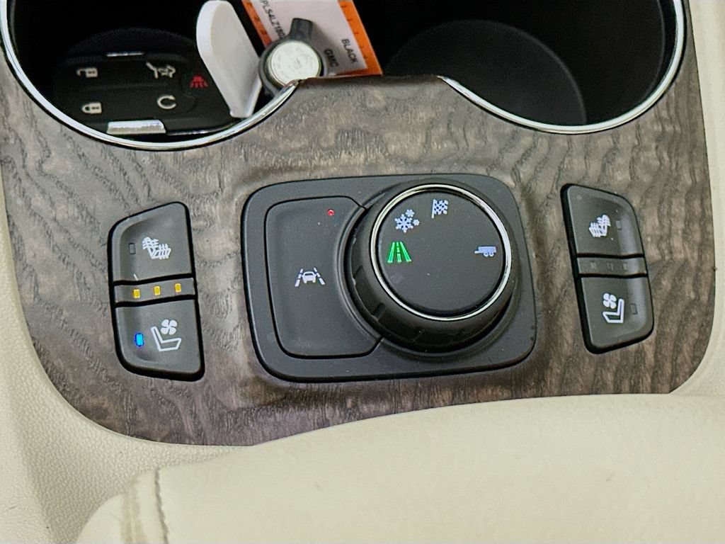 Used 2020 GMC Acadia Denali w/ Technology Package FWD image 30