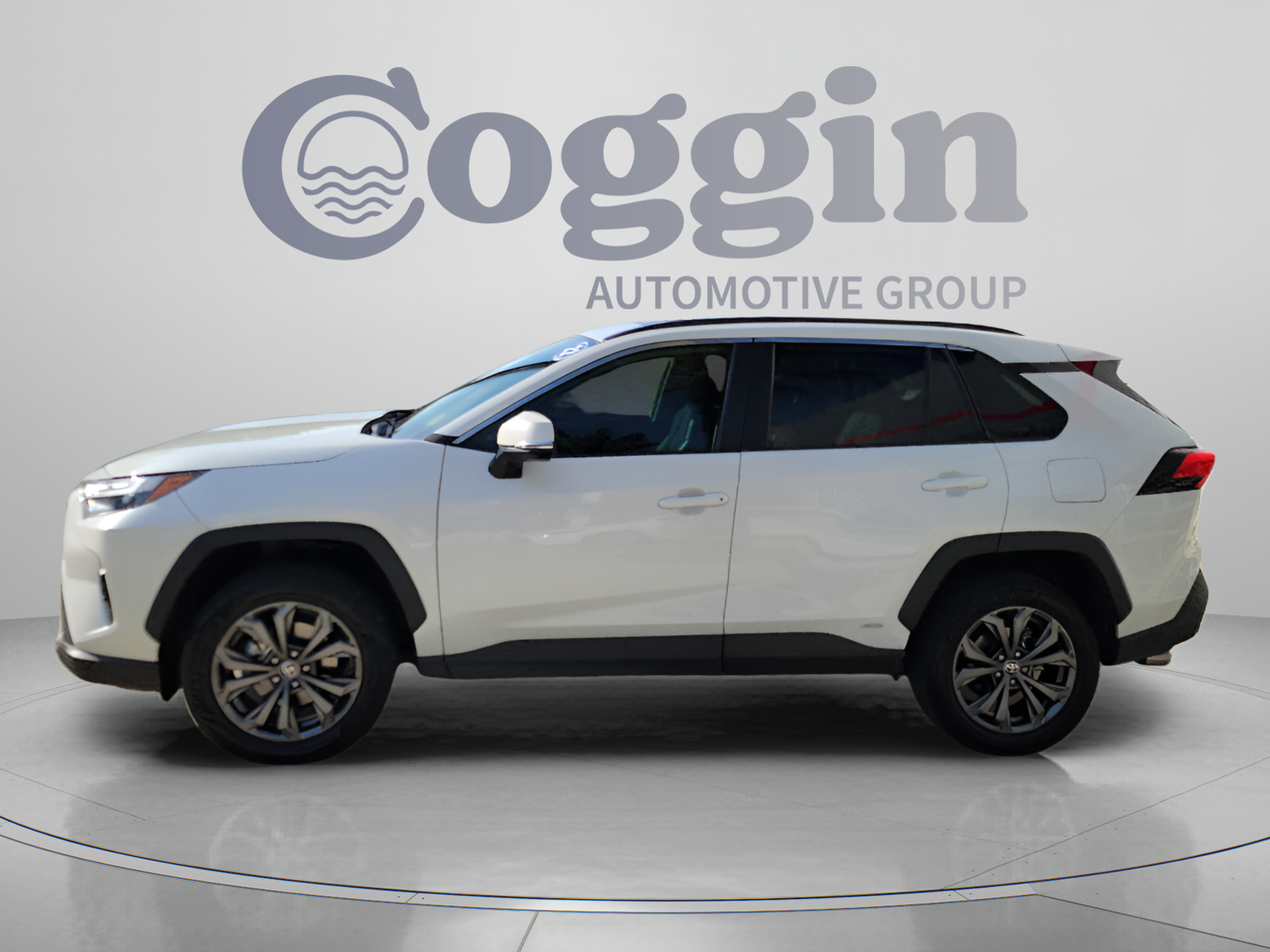 Used 2022 Toyota RAV4 XLE Premium AWD/4WD image 2