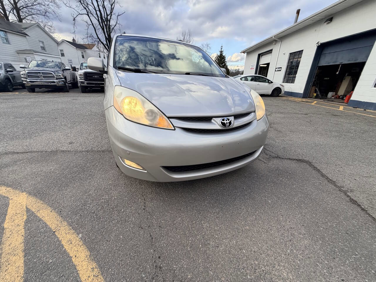 Used 2010 Toyota Sienna XLE Limited image 4