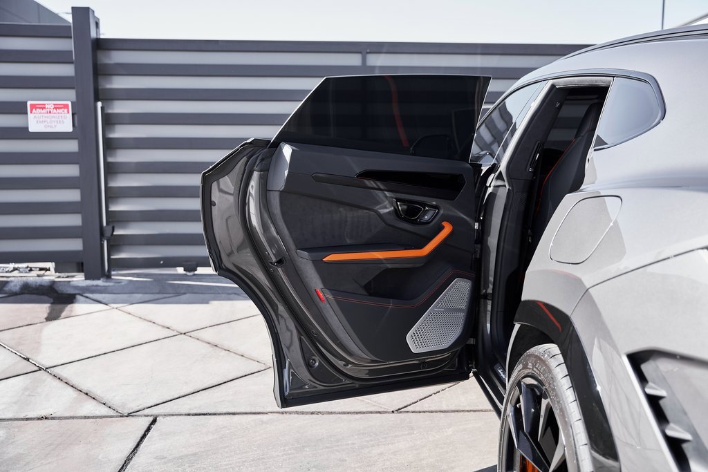 Used 2025 Lamborghini Urus SE image 31
