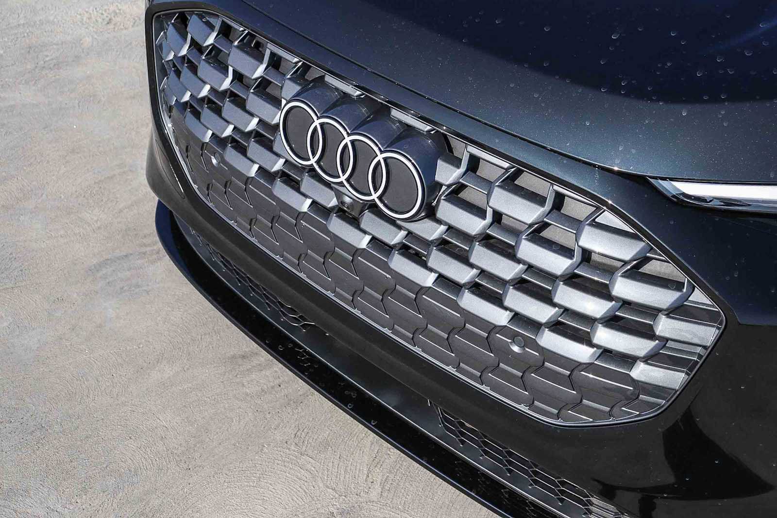 Used 2025 Audi Q5 Premium w/ Convenience Package image 8