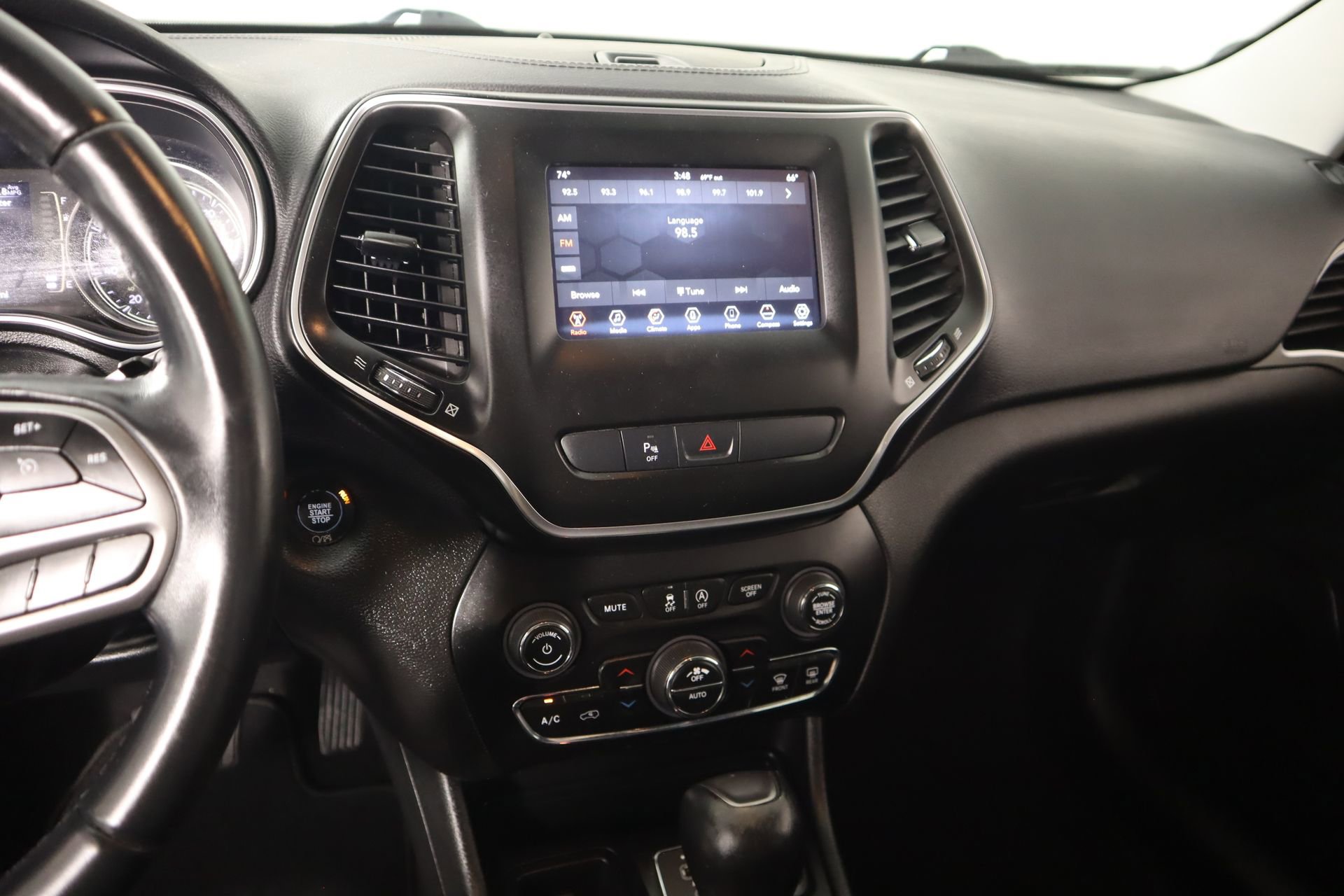 Used 2019 Jeep Cherokee Latitude Plus w/ Comfort/Convenience Group image 5