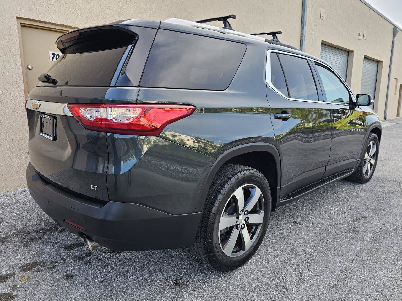 Used 2018 Chevrolet Traverse LT w/ LPO, 'HIT The Road' Package FWD image 4