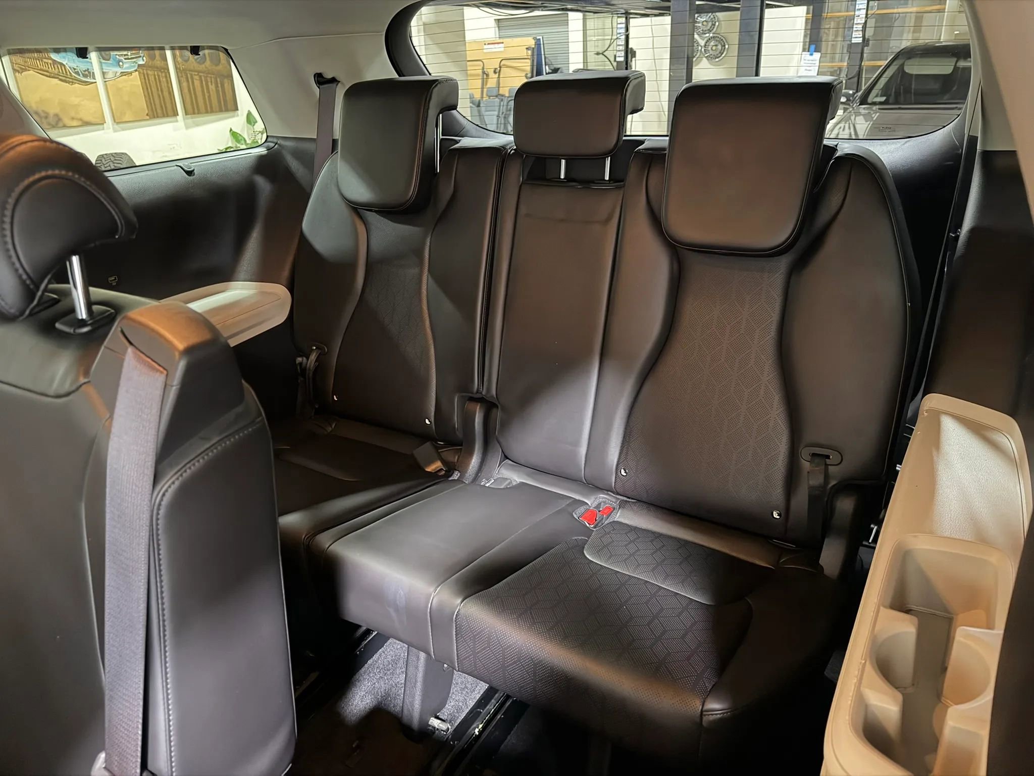 Used 2023 Kia Carnival EX FWD image 25
