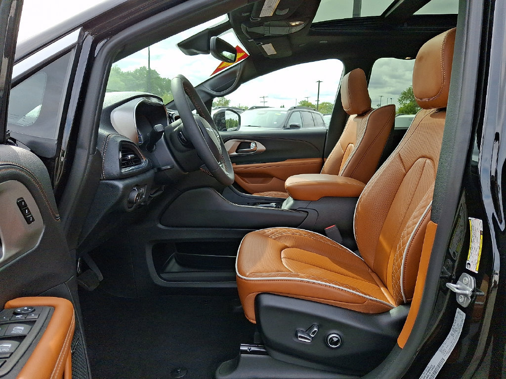Certified 2025 Chrysler Pacifica Pinnacle FWD image 13