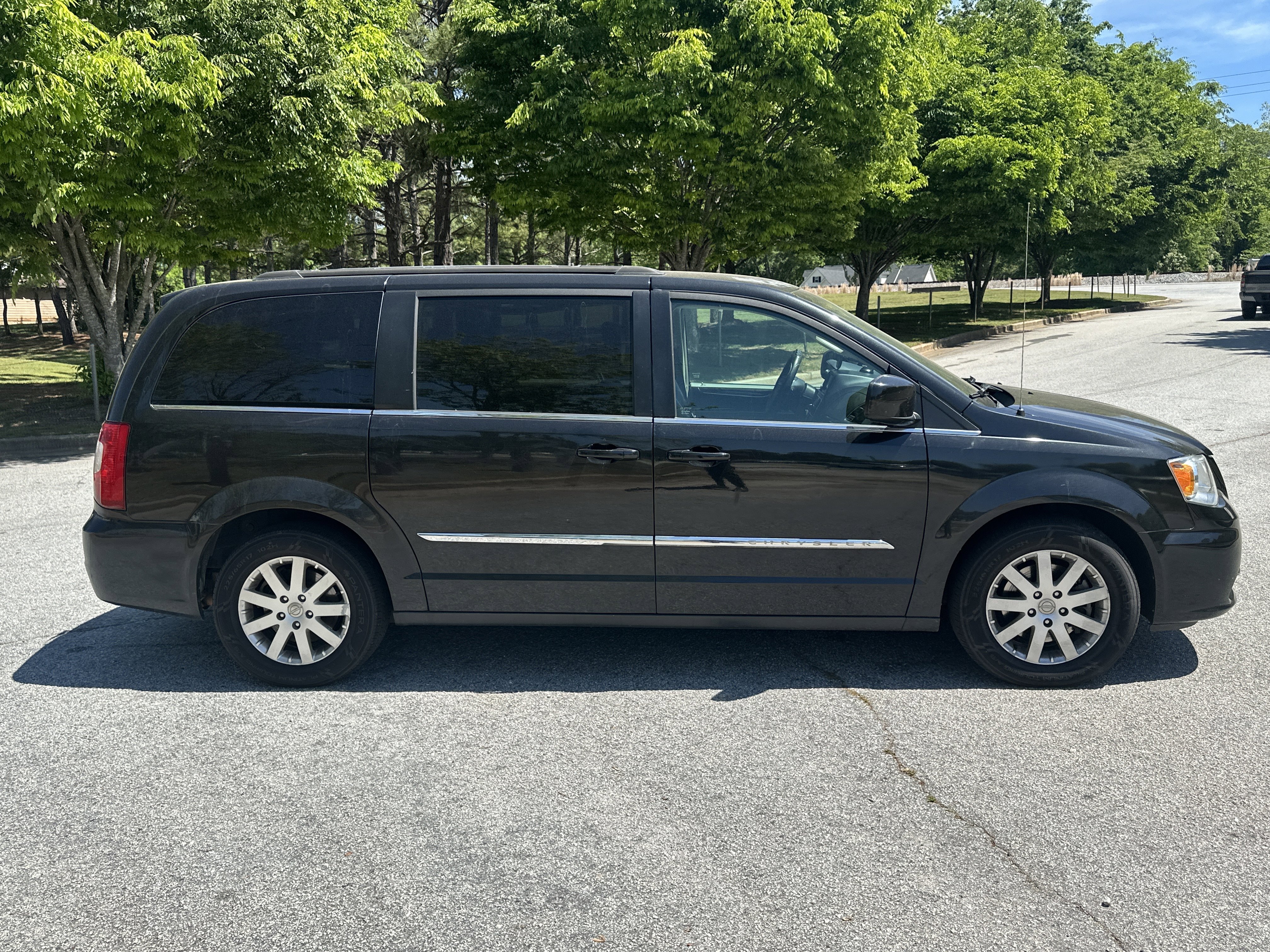 Used 2013 Chrysler Town & Country Touring image 4