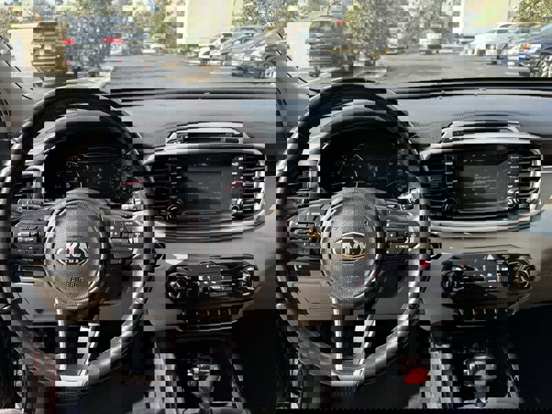 Used 2017 Kia Sorento LX w/ LX Convenience Package image 17