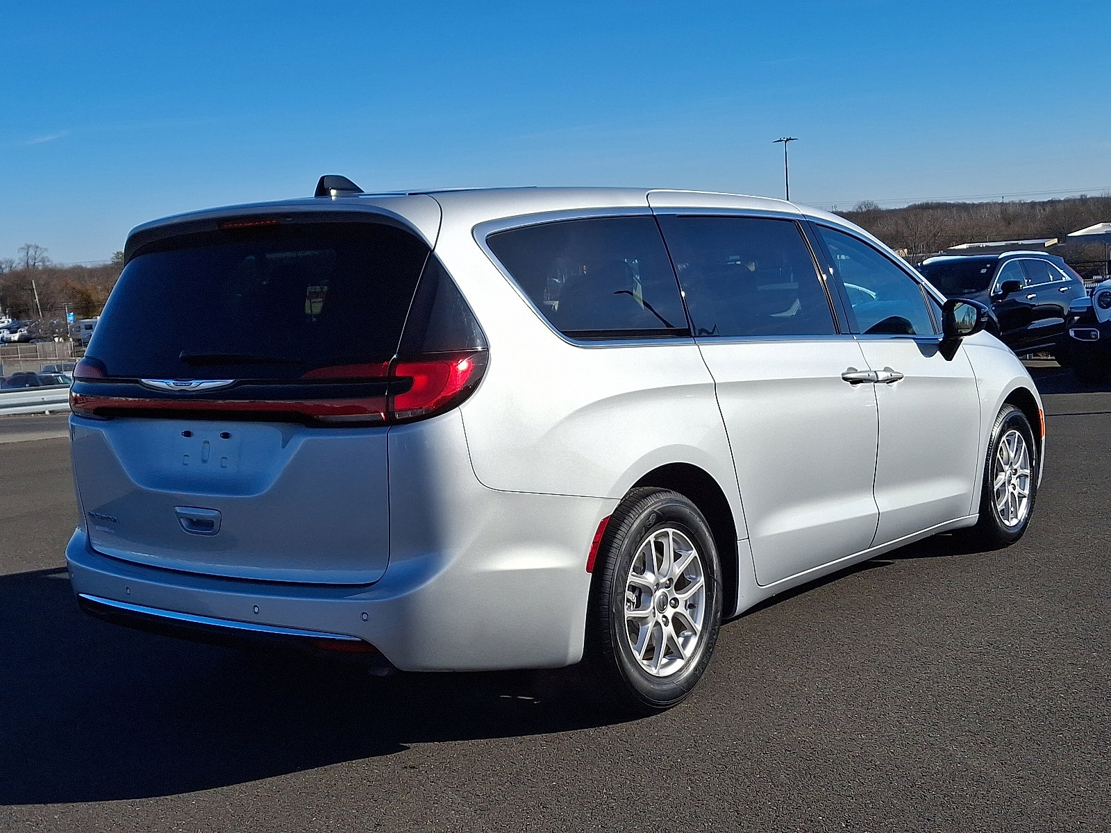 Used 2024 Chrysler Pacifica Touring-L FWD image 6