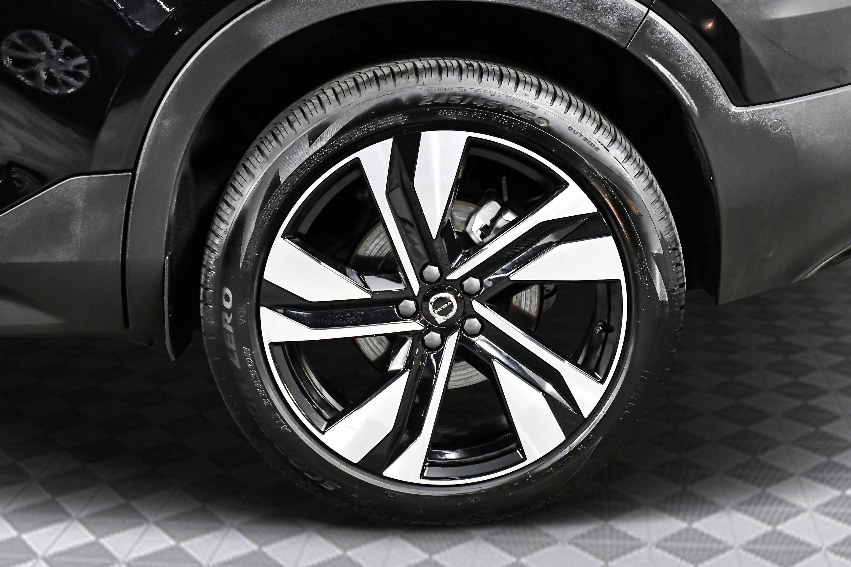 Used 2025 Volvo XC40 B5 Plus image 29