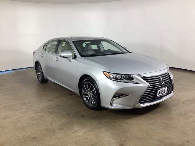 Used 2017 Lexus ES 350 w/ Luxury Package FWD image 3