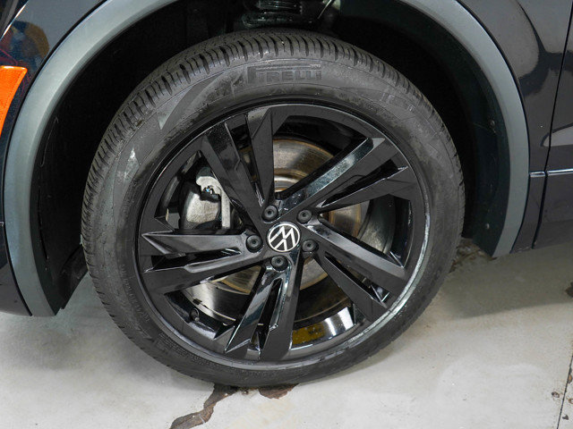 Used 2023 Volkswagen Tiguan SE R-Line image 28