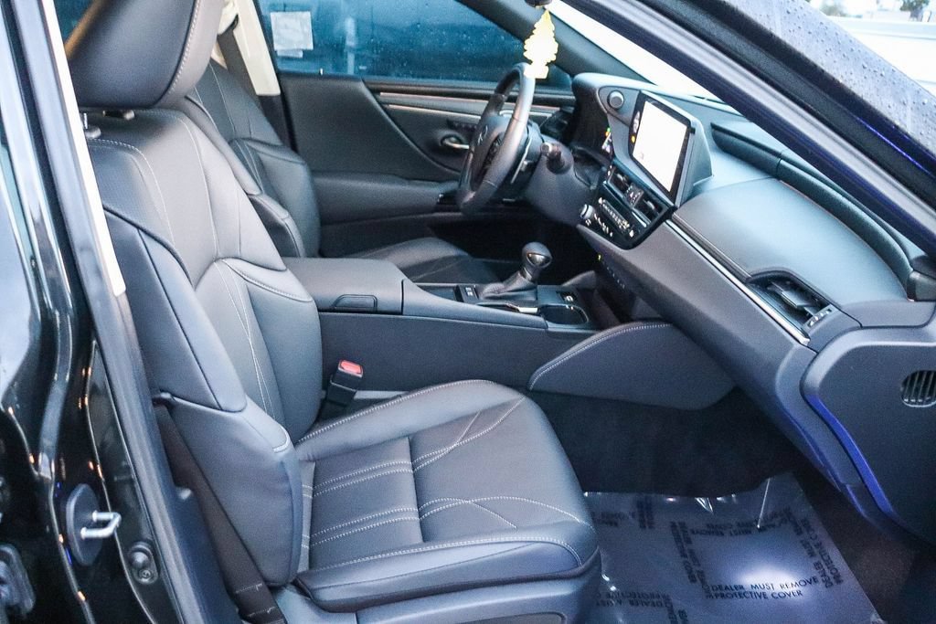 Used 2025 Lexus ES 300h w/ Luxury Package FWD image 19