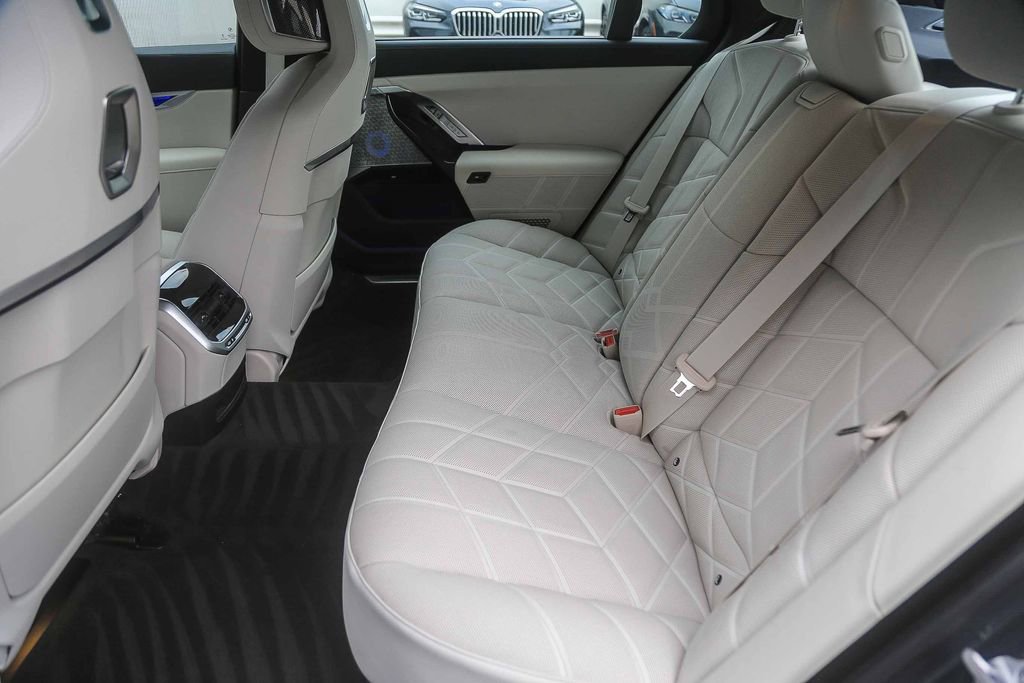 Used 2025 BMW 750e xDrive w/ Premium Package AWD/4WD image 15