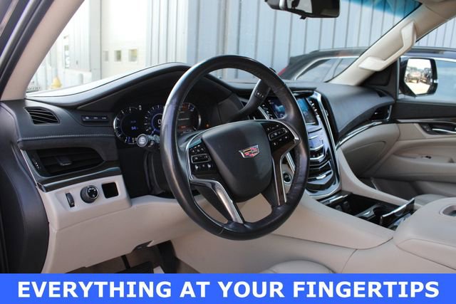 Used 2020 Cadillac Escalade ESV Luxury RWD image 2