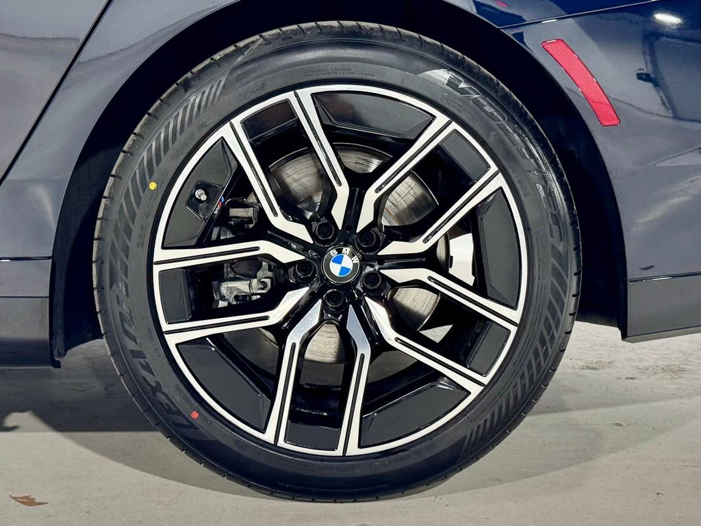 Used 2023 BMW 740i image 38